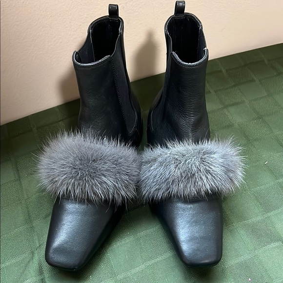 Dymonlatry Elegant Black Leather Ankle Boots with Fur Trim - Picture 13 of 14